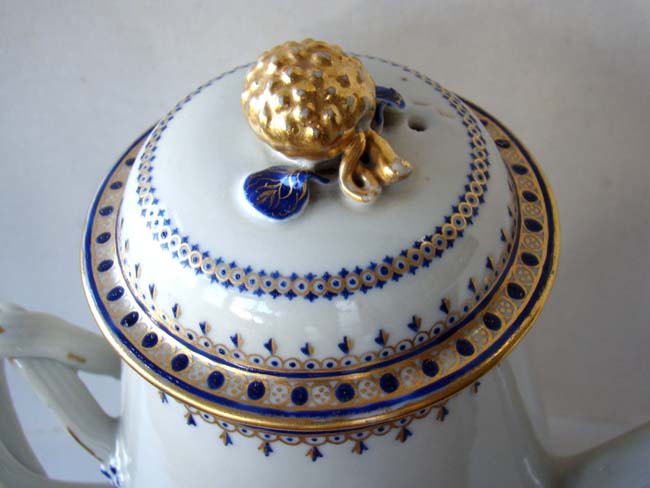A Chinese export porcelain blue and gilt decorated lighthouse form coffee pot circa 1780 — image 2